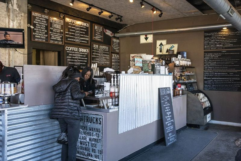 Robust Coffee Lounge, 6300 S. Woodlawn Ave. telah berjaya, tetapi pemilik bersama Jake Sapstein berkata Jewel-Osco yang dibuka berdekatan baru-baru ini membantu mendorong lebih ramai pelanggan ke perniagaan itu. Ia sangat bagus untuk kami dan untuk kejiranan. | Ashlee R