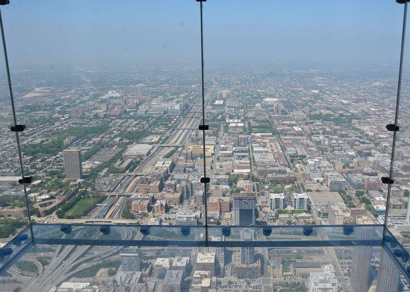 Willis Tower Skydeck pridėjo apžvalgos atbrailų stiklinėmis grindimis, kurios išsikiša iš pastato, todėl lankytojai gali žiūrėti tiesiai žemyn. | Saulės laikai