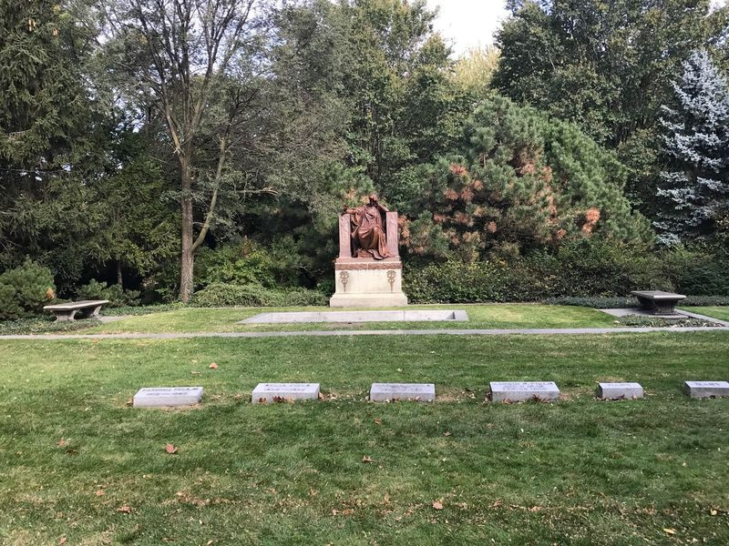 En familjeplan för Marshall Field och hans släktingar på Graceland Cemetery under en Halloween-turné. | Taylor Hartz/Sun-Times