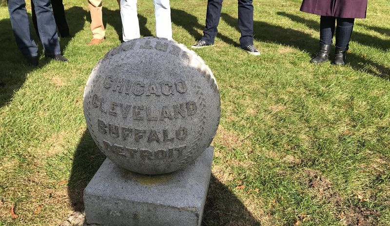 En basebollformad gravsten för den tidigare Cubs-ägaren William Hulbert finns på Graceland Cemetery. | Taylor Hartz/Sun-Times