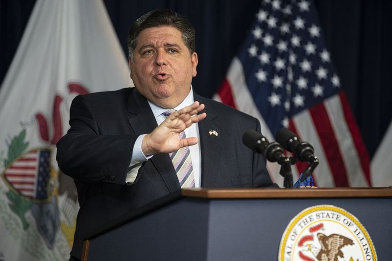 Guvernér J. B. Pritzker ve středu odpovídá na dotazy novinářů v Thompsonově centru.