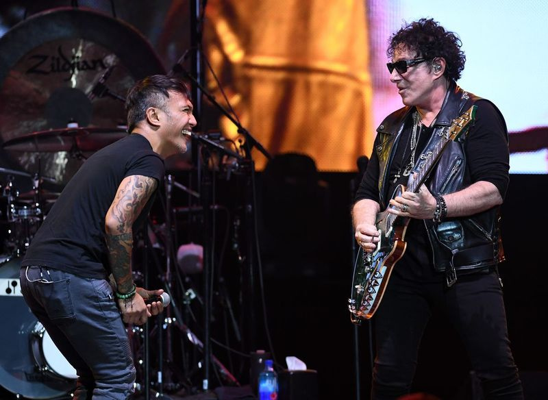Sänger Arnel Pineda (links) und Gitarrist Neal Schon von Journey treten 2017 in Las Vegas auf. Pineda singt die Zeilen, die Steve Perry, der die Band 1998 verließ, auf Journeys Hits aufgenommen hat. | ETHAN MILLER/GETTY IMAGES