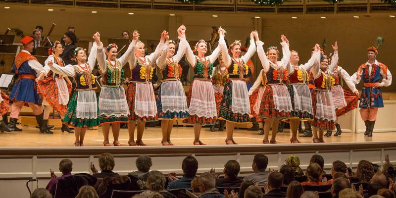 Membros do The Lira Ensemble, incluindo a soprano Marlena Dzis, usam roupas tradicionais polonesas. | Fotos de Warren Johnson, cortesia de Dzis.