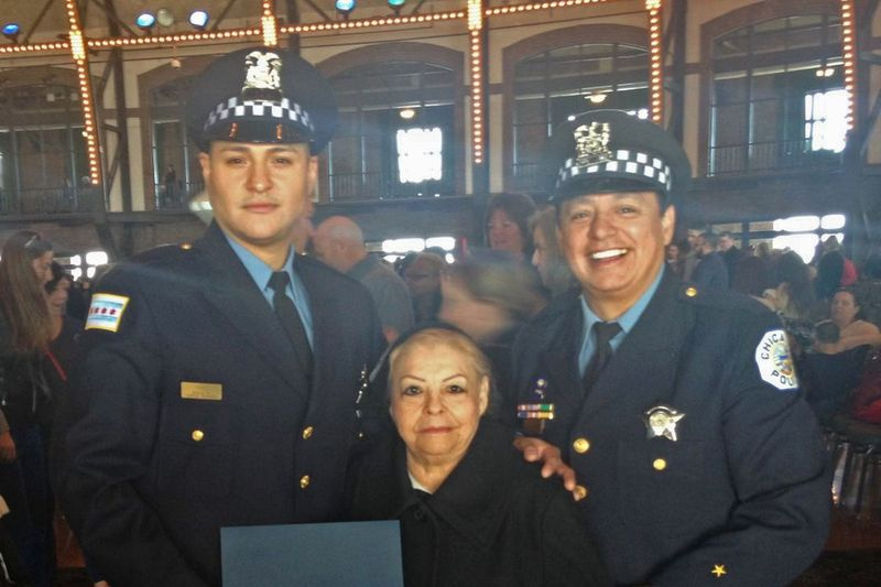 Carlos Yanez Jr. (till vänster) med sina föräldrar vid sin edsceremoni på Navy Pier.