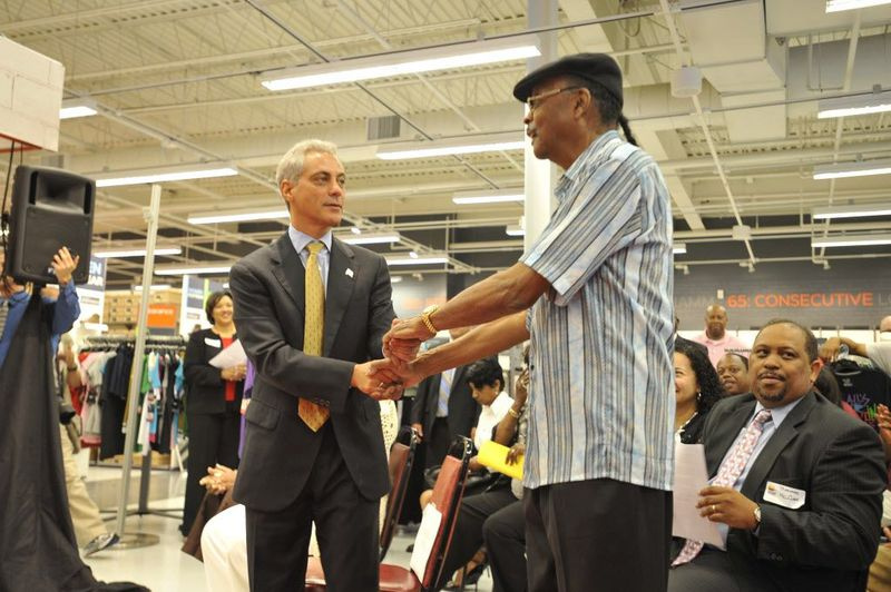 Starosta Rahm Emanuel se setkal s členem rozhlasové síně slávy Herbem Kentem během tiskové konference v Nike Factory Store, 8510 S. Cottage Grove, 23. srpna 2011 | Soubory Sun-Times