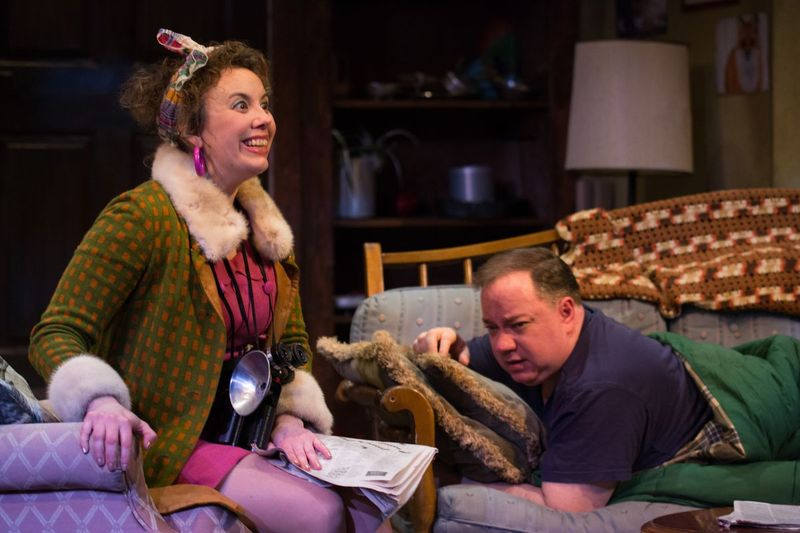 Sarah Hayes jest Królikiem, a John Steinhagen jest Artiem w Domu niebieskich liści w Raven Theatre. (Zdjęcie: Tom McGrath / Fotografia TCMcG)