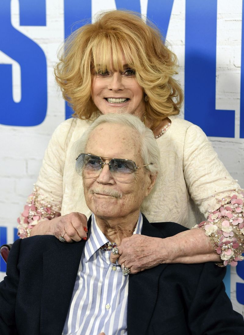Ann-Margret un viņas vīrs Rodžers Smits piedalās filmas Going in Style pasaules pirmizrādē 2017. gada martā Ņujorkā. | Evans Agostini/Invision/AP