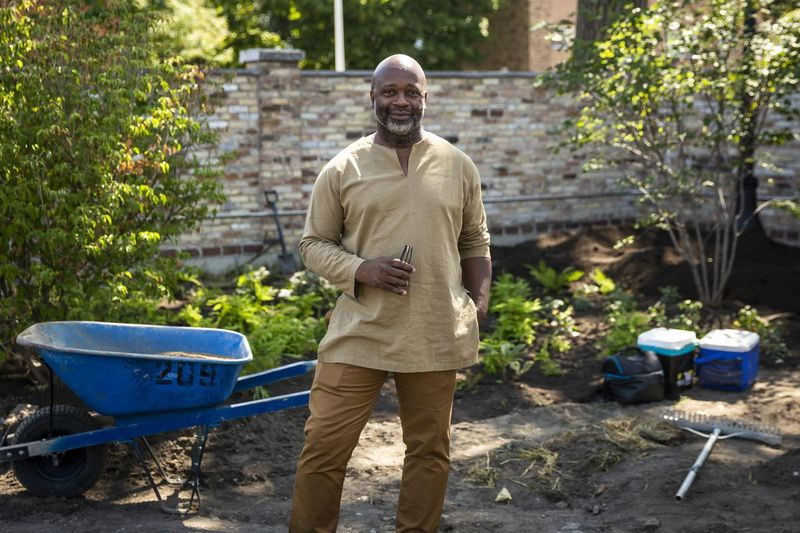 Theaster Gates, zakladatel Artist and Rebuild Foundation, Theaster Gates v Kenwood Gardens, 6929 S. Kenwood Ave., ve středu ráno 1. září 2021. Prázdný pozemek se mění v prostor určený pro jídlo, umění, hudbu a performance.