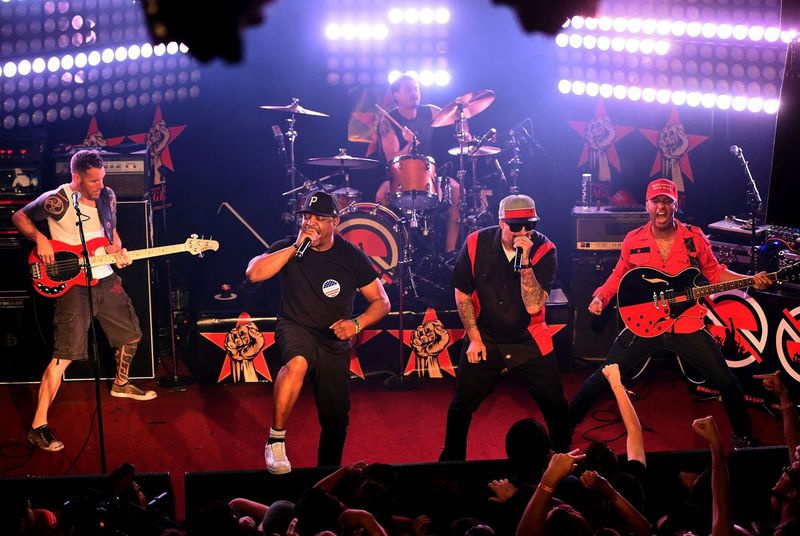 Pemuzik Tim Commerford (dari kiri), Chuck D, Brad Wilk, B-Real dan Tom Morello dari Prophets of Rage membuat persembahan di atas pentas di Whiskey a Go Go pada 31 Mei 2016 di West Hollywood, California. (Foto oleh Kevin Winter/Getty Images)