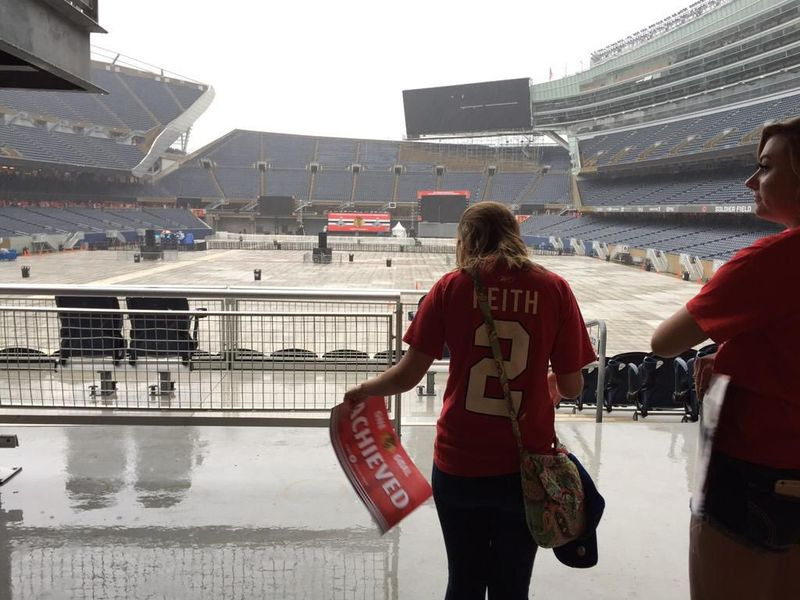 Os fãs esperam a chuva no Soldier Field. | Ashlee Rezin / para o Sun-Times
