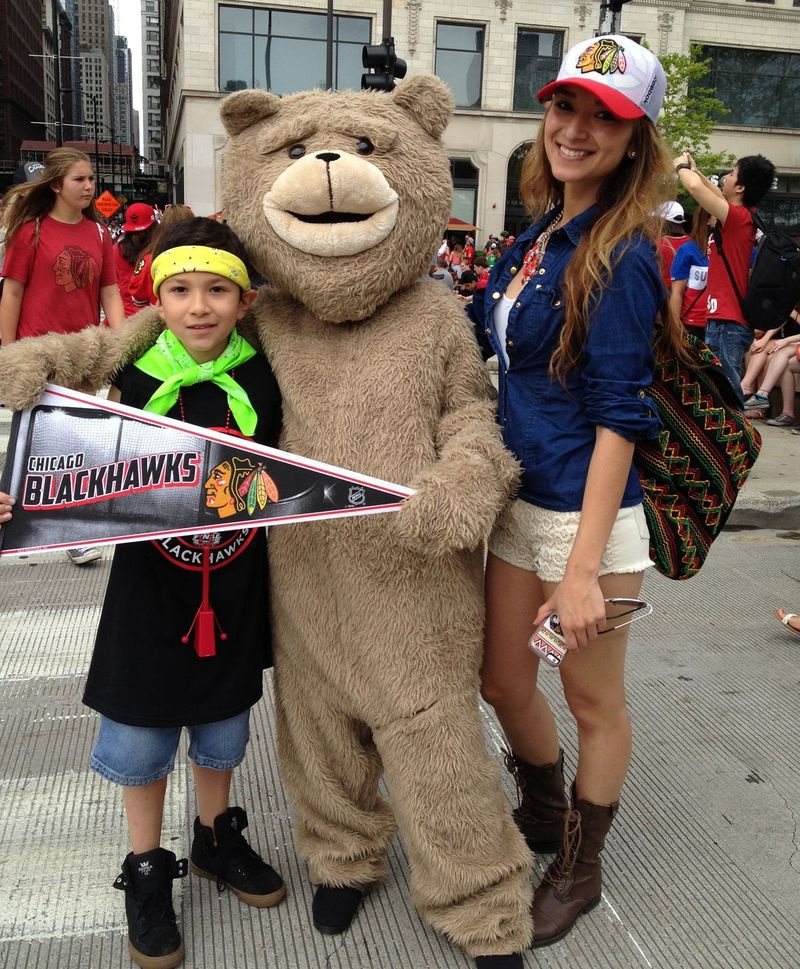 Irmãos Gonzalez, Frankie, 9, Kaira, 24, e no terno de urso, Jennifer, de 15 anos. | Maudlyne Ihejirika / Sun-Times