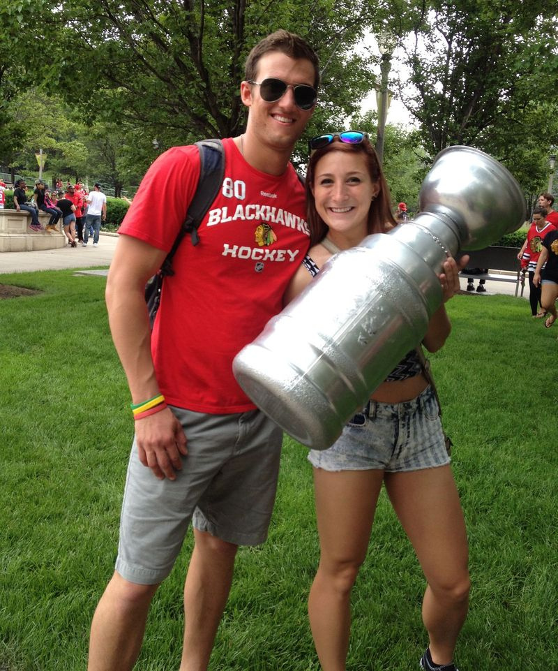 Stephen Covart e Corrine Peterson, ambos de 22 anos, de Crystal Lake, fizeram sua própria cópia da Copa Stanley. | Maudlyne Ihejirika / Sun-Times