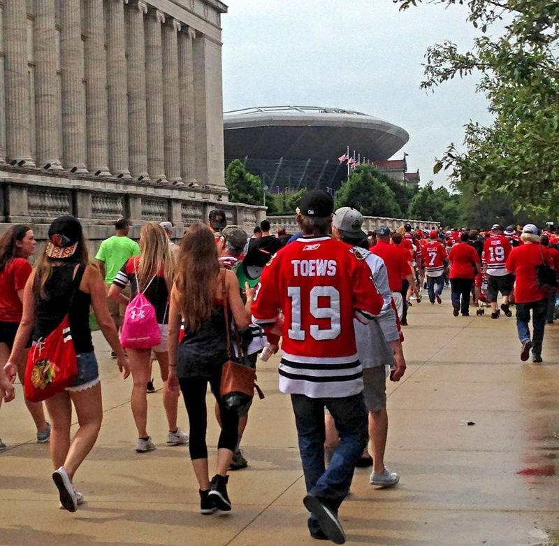 Depois que as chuvas diminuíram, a multidão começou a se dirigir ao Soldier Field. | Jordyn Holman / For the Sun-Times