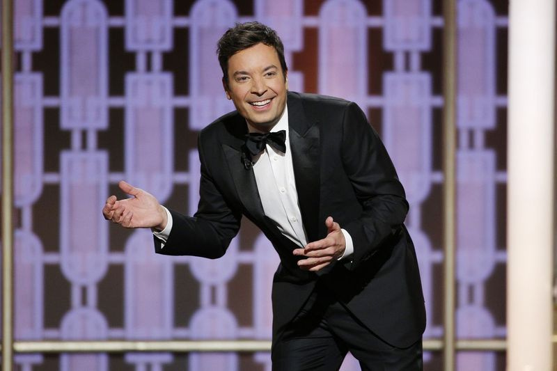 Jimmy Fallon sa vydáva za Chrisa Rocka počas jeho úvodného monológu na 74. výročnom odovzdávaní cien Zlatý glóbus 8. januára 2017. | Paul Drinkwater/NBCUniversal