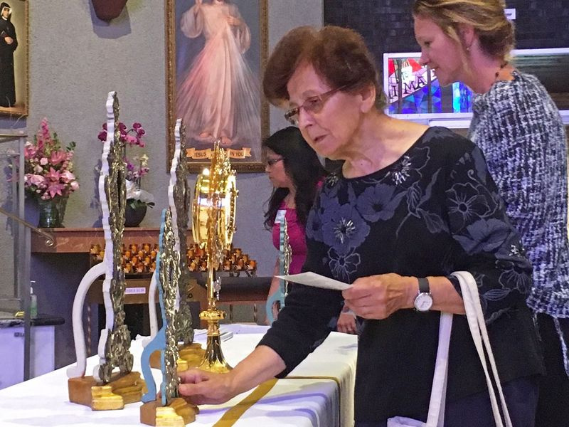 De gelovigen wachtten in de rij bij de St. Francis Borgia Catholic Church, 8033 W. Addison St., voor de kans om voorwerpen te bekijken en aan te raken die verband houden met Pater Pio, die stierf in 1968 en heilig werd verklaard in 2002. | Stefano Esposito/Sun-Times