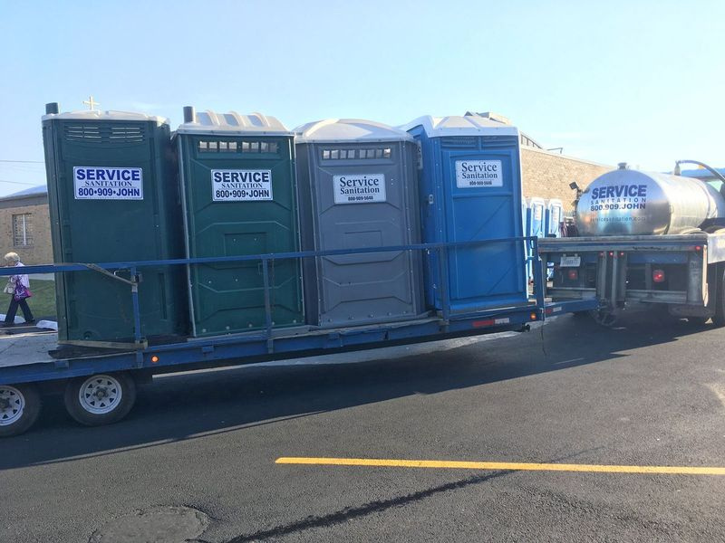 Anticiperend op een grote menigte werden draagbare toiletten opgesteld buiten de St. Francis Borgia Catholic Church, 8033 W. Addison St., waar mensen op maandag items kunnen bekijken die verband houden met Pater Pio, die stierf in 1968 en heilig werd verklaard in 2002. | Stefano Esposito/Sun-T