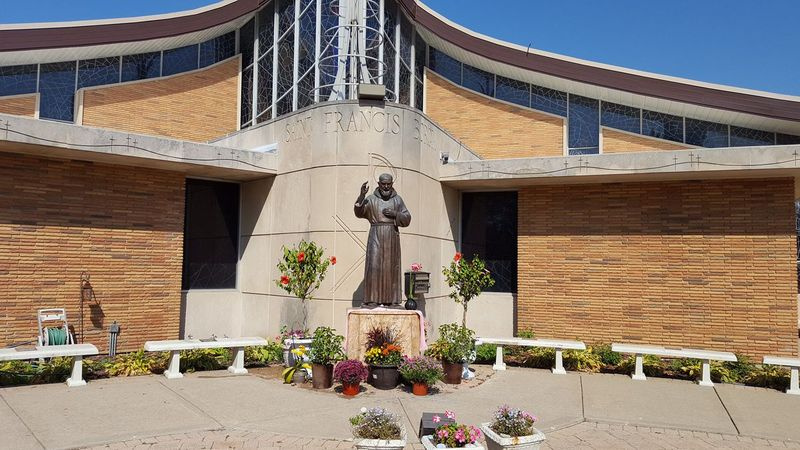 Een heiligdom voor Padre Pio bevindt zich buiten de katholieke kerk St. Francis Borgia, 8033 W. Addison St., waar maandag de relieken van de heilige te zien waren. | Miriam DiNunzio/Sun-Times