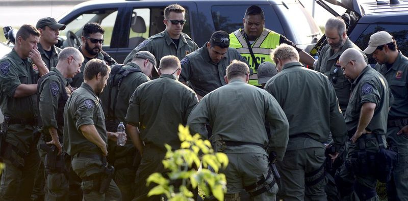 Pri iskanju treh osumljencev streljanja na poročnika policije Fox Lakea Charlesa Josepha Gliniewicza sodelujejo organi pregona iz več agencij. | Michael Schmidt/Associated Press