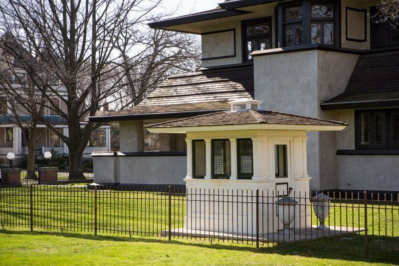 1893 m. pasaulinės parodos bilietų kasa dabar stovi Hills-DeCaro namo kieme, adresu 313 Forest Ave., Oak Park. | Jamesas Fosteris / Sun-Times