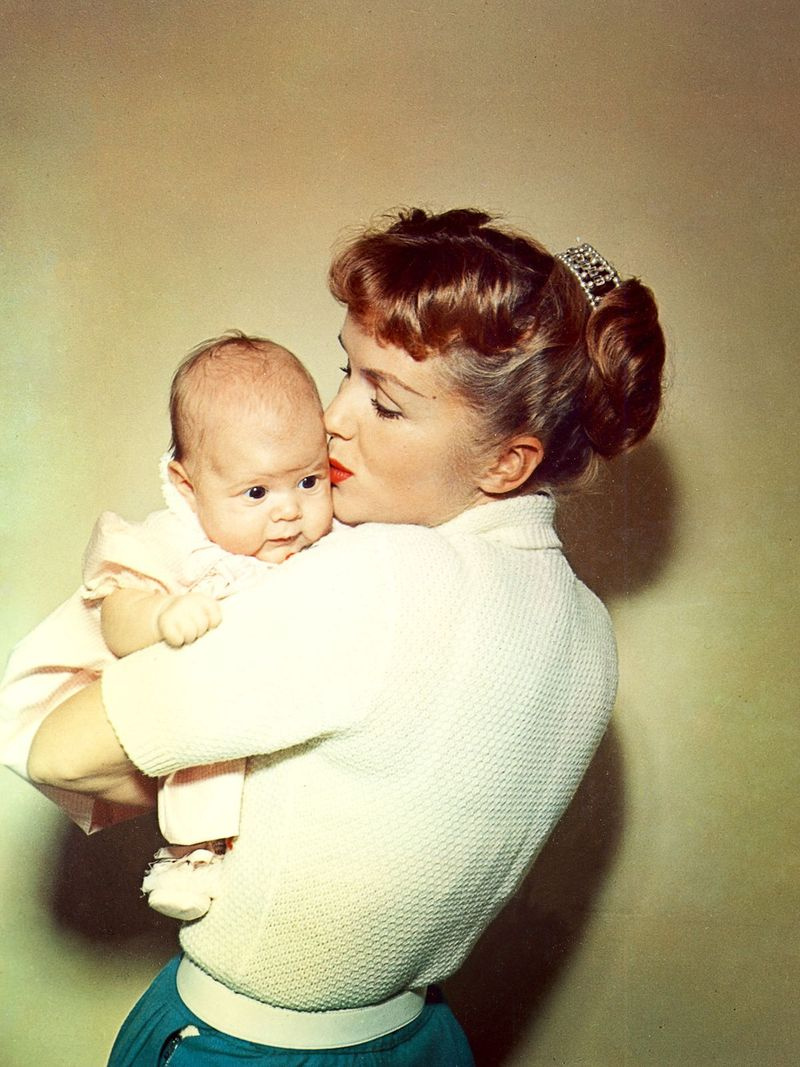 Debbie Reynolds håller sin nya bebis, Carrie Fisher, på ett arkivfoto som ses i Bright Lights. | HBO