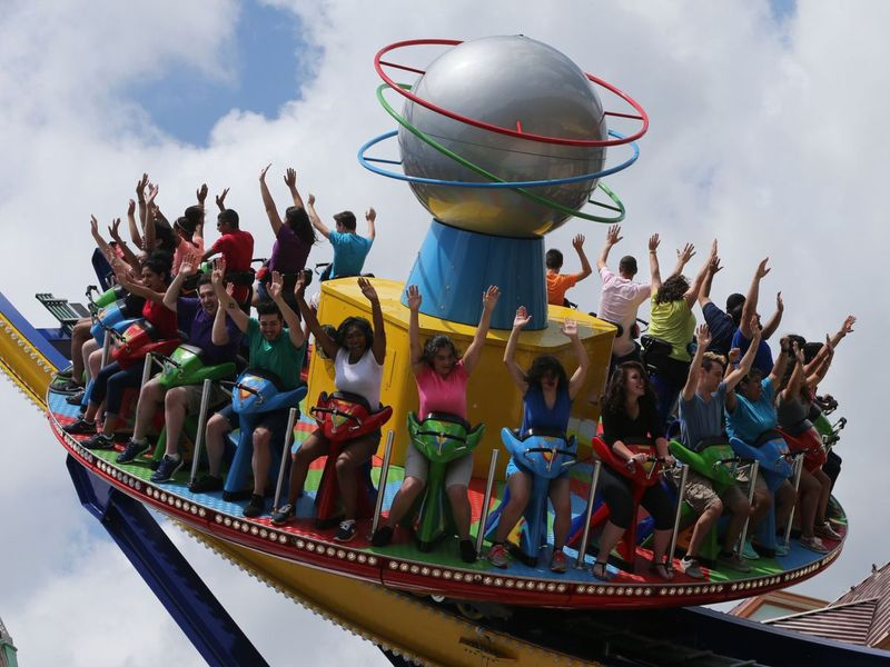 Το Six Flags St. Louis θα πάρει το Spinsanity. Οι επιβάτες θα κοιτούν προς τα έξω σε έναν περιστρεφόμενο δίσκο που θα γυρίζει μπρος-πίσω σε ένα τμήμα σε σχήμα μισού σωλήνα σε τροχιά που μοιάζει με σουβέρ. | Εξι σημαίες
