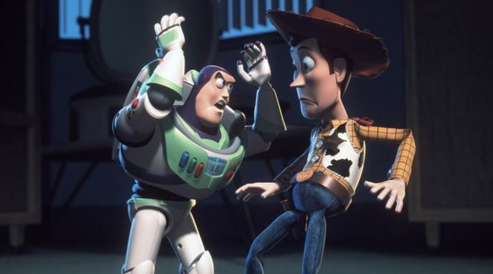 Buzz Lightyear (Stimme von Tim Allen) und Woody (Stimme von Tom Hanks) in einer Szene aus Toy Story. | DISNEY/PIXAR