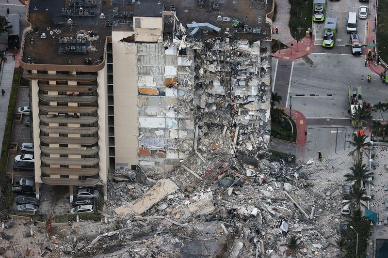 Otsingu- ja päästetöötajad töötavad pärast 12-korruselise Champlain Towersi lõunaosa korterihoone osalist kokkuvarisemist 24. juunil 2021 Surfside