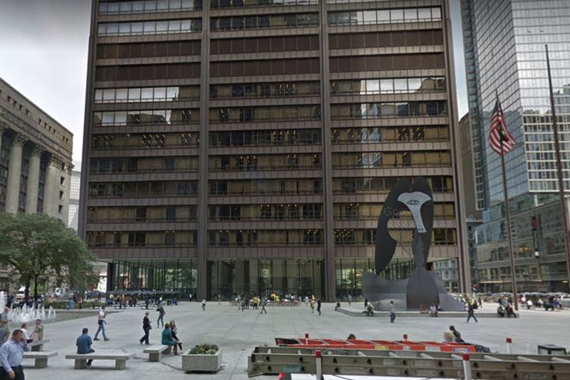 Pracownik urzędnika sądu okręgowego w Cook County, który pracował w Daley Center, uzyskał pozytywny wynik testu na obecność koronawirusa, poinformowało biuro urzędnika 26 marca 2020 r.