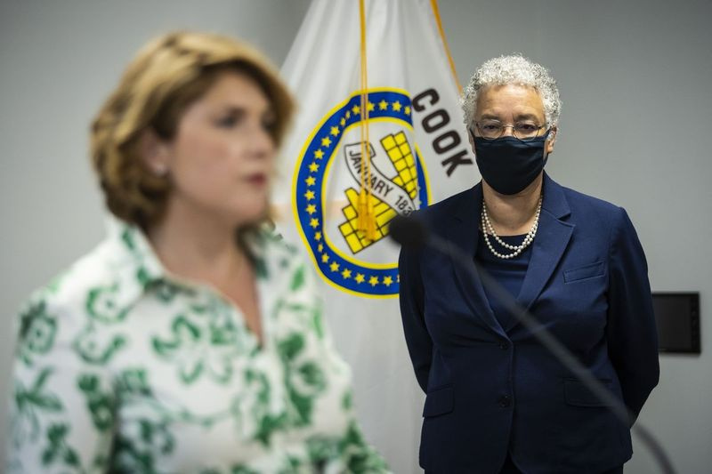 Prezes Zarządu Hrabstwa Cook, Toni Preckwinkle, przygląda się, jak Carina Segalini, administrator sądu i kierownik projektu sądów hrabstwa Cook, omawia wygaśnięcie federalnych i stanowych moratorium na eksmisję podczas konferencji prasowej w budynku County in the Loop, w poniedziałek rano, 2 sierpnia, 2021.