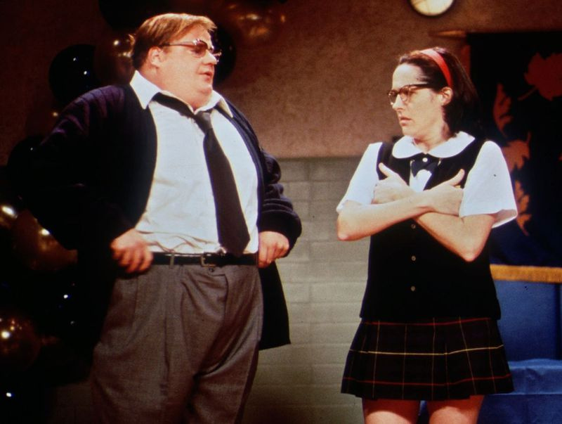 Chris Farley, wordt getoond met Saturday Night Live-collega Molly Shannon in een scène uit de show die werd uitgezonden in oktober 1997, ongeveer twee maanden voordat Farley stierf. | NBC-foto