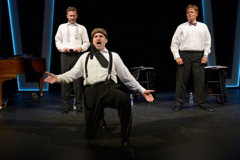 Baritones Unbound dirige-se ao Royal George Theatre para a temporada de férias. | ArtsEmerson