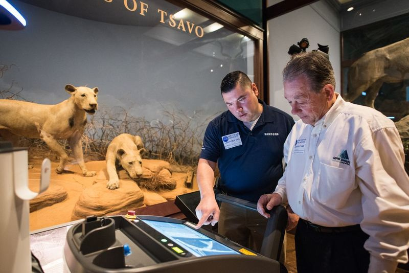 Raul Vasquez mit Samsung und Don Falduto mit RPS Imaging begutachten Röntgenaufnahmen der Löwen von Tsavo im Field Museum am 21. November 2017. | Max Herman/Für die Sonnenzeit