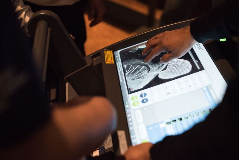 Mitarbeiter des Field Museum, Samsung und RPS Imaging überprüfen Röntgenaufnahmen eines der Löwen von Tsavo auf der Suche nach Einschusslöchern, um zu sehen, ob sein Schädel am 21. November 2017 mit seiner Haut übereinstimmt. | Max Herman/Für die Sonnenzeit