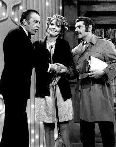 Ο Ed Sullivan χαιρετά την Anne Meara και τον Jerry Stiller στο βαριετέ του στο CBS το 1970. | AP