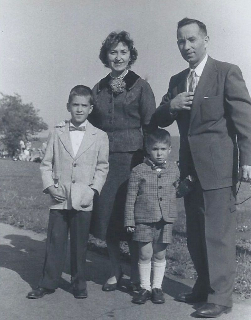 Anna Novak Heller y su difunto esposo Henry con sus hijos Tony (izquierda) y Rick. | Foto proporcionada