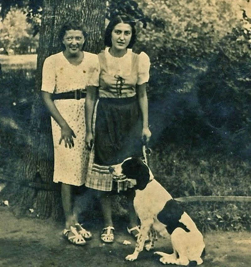 Anna Novak Heller (derecha, con delantal) antes de la Segunda Guerra Mundial, con su hermana Francesca y su perra Daisy. | Previsto