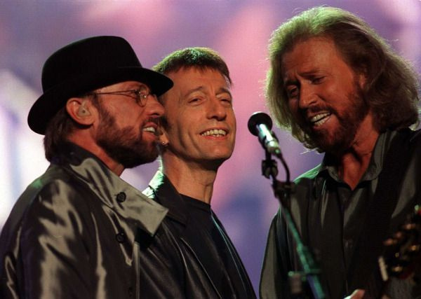 Bee Gees, fra venstre, Maurice, Robin og Barry Gibb i 1998.. (AP Photo/ Michael Crabtree, PA File)