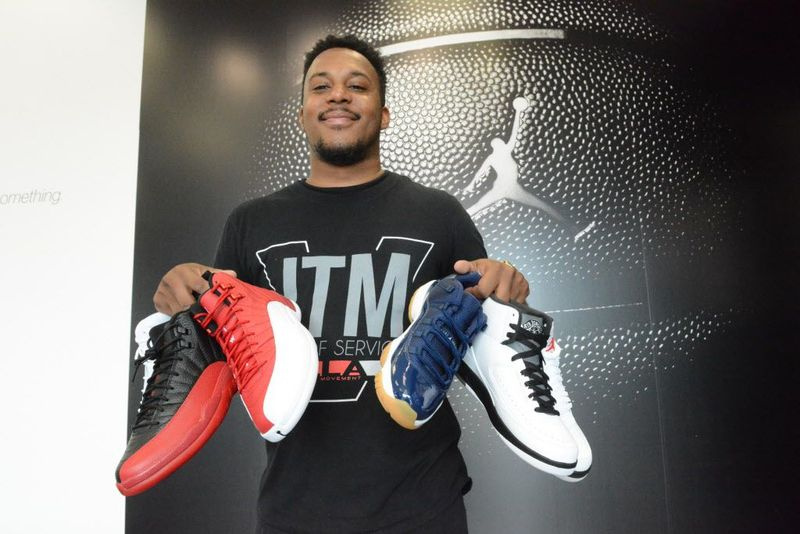 Gregory Smith, manager for Villa, holder nogle af de retro Jordans, der bliver genudgivet på fredag ​​i Villa i indkøbscentret Englewood Square. | Brian Jackson/For the Sun-Times