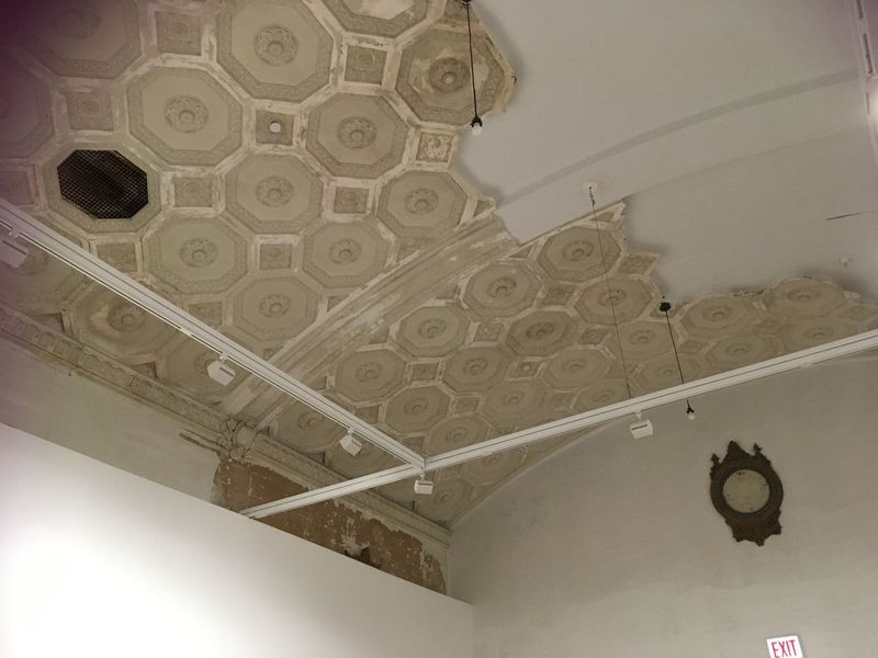 Obnova zgodovinske banke South Side Arts Bank s strani Rebuild Foundation v vrednosti 6,5 milijona dolarjev je rešila čim več njene dovršene notranje arhitekture, kot je to zapleteno delo na stropu. Skoraj 100 let star arhitekturni biser je bil to poletje ponovno odprt