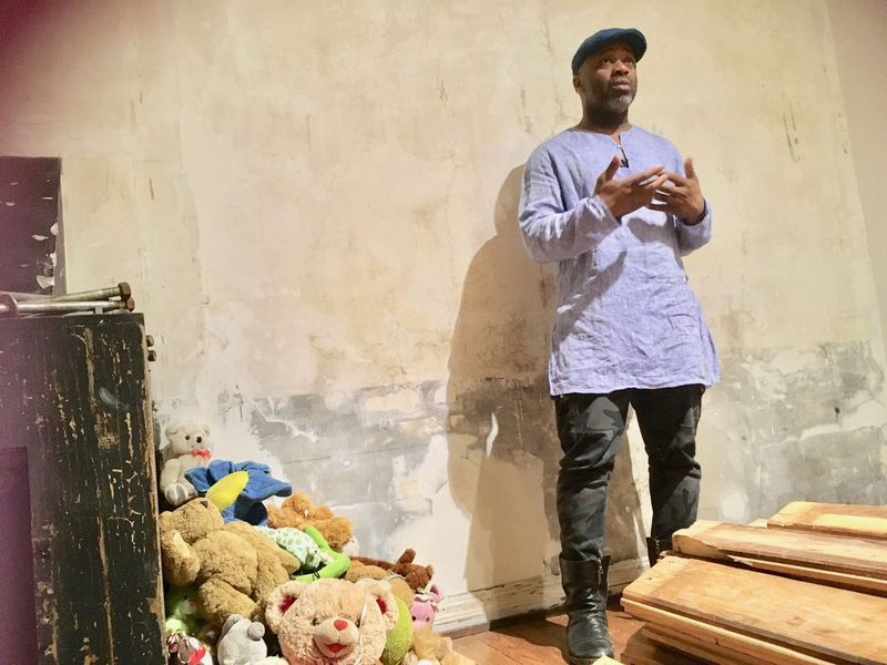 Umetnik Theaster Gates pripoveduje, kako je South Side Arts Bank postala odlagališče za gazebo pred rekreacijskim središčem Cudell v Clevelandu, kjer je 12-letnega Tamirja Ricea, ki se je igral s pištolo na pelete, ustrelil in ubil clevelandski policist Timothy L.