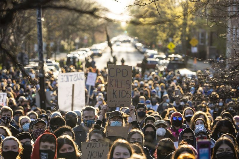 Po zebraniu się w Logan Square Park tysiące protestujących rozpoczęło w piątek wieczorem marsz na północ Milwaukee Avenue.