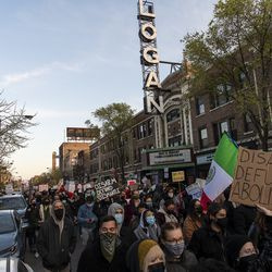 Aktywiści zbierają się na protest w pobliżu domu burmistrza Lori Lightfoot w dzielnicy Logan Square w Chicago w piątek, 16 kwietnia 2021 r., dzień po ukazaniu się nagrania wideo, na którym w zeszłym miesiącu chicagowski policjant śmiertelnie zastrzelił 13-latka.