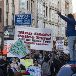 Aktywiści zbierają się na protest w pobliżu domu burmistrza Lori Lightfoot w dzielnicy Logan Square w Chicago w piątek, 16 kwietnia 2021 r., dzień po ukazaniu się nagrania wideo, na którym w zeszłym miesiącu chicagowski policjant śmiertelnie zastrzelił 13-latka.