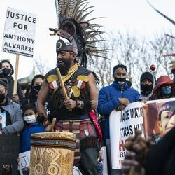 Ponad tysiąc osób gromadzi się przed Logan Square Monument, aby zaprotestować przeciwko śmiertelnemu zastrzeleniu 13-letniego Adama Toledo przez policję w Chicago w piątek wieczorem 16 kwietnia 2021 r.