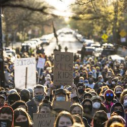 Ponad tysiąc osób gromadzi się przed Logan Square Monument, aby zaprotestować przeciwko śmiertelnemu zastrzeleniu 13-letniego Adama Toledo przez policję w Chicago w piątek wieczorem 16 kwietnia 2021 r.