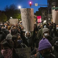 Aktywiści zbierają się i protestują w pobliżu domu burmistrza Lori Lightfoot w dzielnicy Logan Square w Chicago, dzień po ukazaniu się materiału z kamery ciała, który pokazuje chicagowskiego policjanta strzelającego i zabijającego Adama Toledo pod koniec marca, w piątek, 16 kwietnia 2021 r.