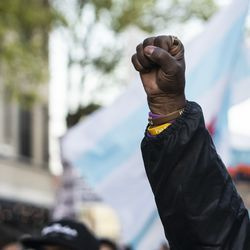 Ponad tysiąc osób maszeruje w pobliżu domu burmistrza Lori Lightfoota na Logan Square, aby zaprotestować przeciwko śmiertelnemu postrzeleniu 13-letniego Adama Toledo przez policję w Chicago w piątek wieczorem 16 kwietnia 2021 r.