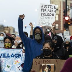 Ponad tysiąc osób maszeruje w pobliżu domu burmistrza Lori Lightfoota na Logan Square, aby zaprotestować przeciwko śmiertelnemu postrzeleniu 13-letniego Adama Toledo przez policję w Chicago w piątek wieczorem 16 kwietnia 2021 r.