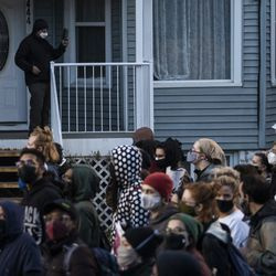 Ponad tysiąc osób maszeruje w pobliżu domu burmistrza Lori Lightfoota na Logan Square, aby zaprotestować przeciwko śmiertelnemu postrzeleniu 13-letniego Adama Toledo przez policję w Chicago w piątek wieczorem 16 kwietnia 2021 r.