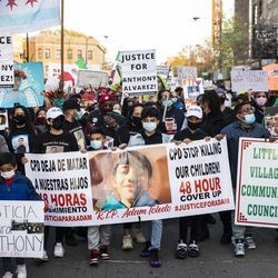 Ponad tysiąc osób maszeruje w pobliżu domu burmistrza Lori Lightfoota na Logan Square, aby zaprotestować przeciwko śmiertelnemu postrzeleniu 13-letniego Adama Toledo przez policję w Chicago w piątek wieczorem 16 kwietnia 2021 r.